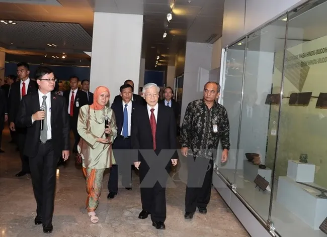 Party General Secretary Nguyen Phu Trong visits Indonesia's national museum (Photo: VNA)