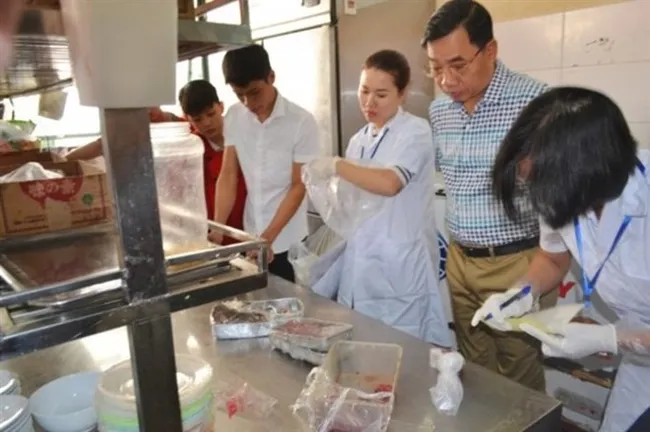 More than 22,500 units in Hanoi were found to have violated food safety regulations this year after inspectors examined 110,930 units, according to the city’s Health Department (Photo: giadinhmoi.vn)