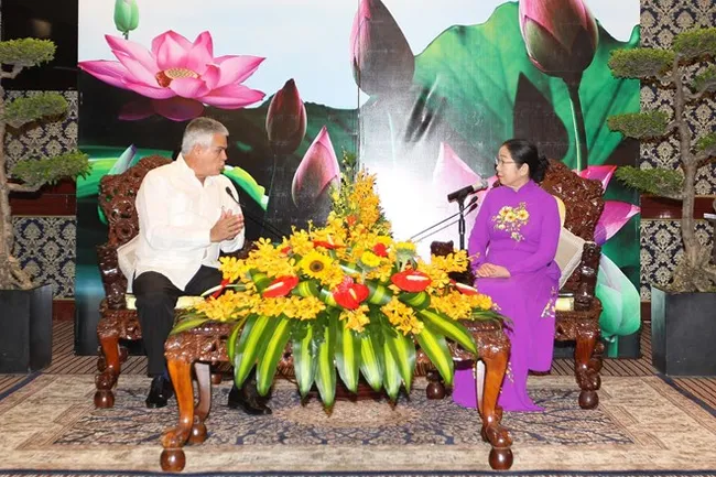 The meeting between Vice Secretary of the Ho Chi Minh City Party Committee Vo Thi Dung (R) and Orestes Llnanes Mestre, deputy head of Cuba’s Committee for the Defence of the Revolution (Photo: VNA)