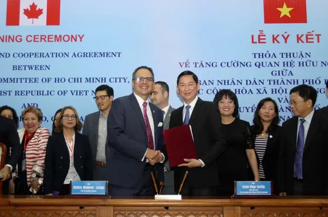 The administrations of HCM City and Toronto sign a cooperation agreement on October 16 (Photo: VNA)