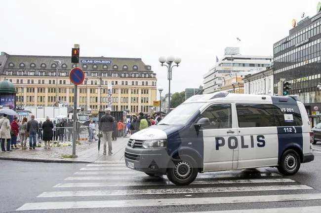 Finnish police patrol in Turku on August 19, one day after the knife attack (Photo: VNA/VNA)