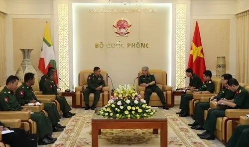 The meeting between Deputy Defence Minister Nguyen Chi Vinh and Than Htut Thein, deputy head of Myanmar’s security-military general department, in Hanoi on July 28 (Photo: qdnd.vn)