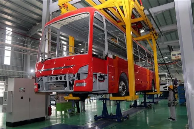An automatic assembly line within the Thaco bus manufacturing plant (Photo: VNA)