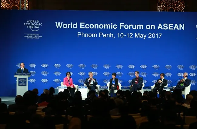 Prime Minister Nguyen Xuan Phuc speaks at the closing session of the WEF-ASEAN 2017 (Photo: VNA)
