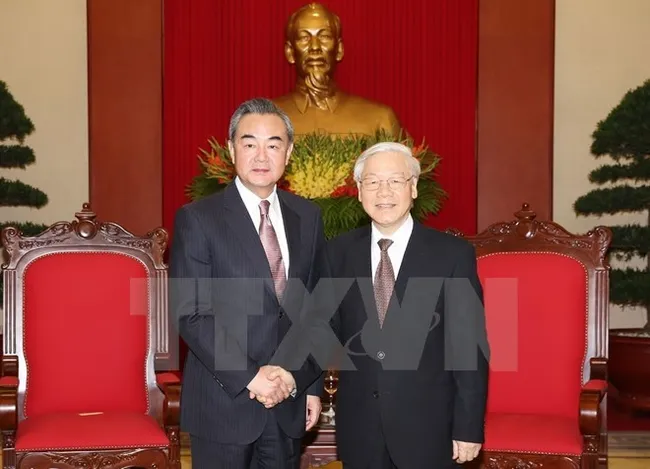 General Secretary of the Communist Party of Vietnam Nguyen Phu Trong (R) welcomes Chinese Foreign Minister Wang Yi (Photo: VNA)