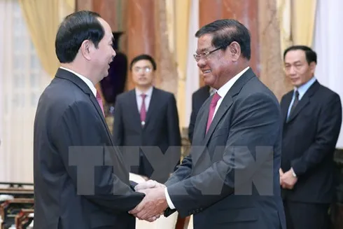 President Tran Dai Quang (L) welcomes Cambodian Deputy Prime Minister and Minister of Home Affairs Samdech Sa Kheng.
