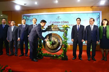 Finance minister Dinh Tien Dung struck the gong on Tuesday to open the first trading session of 2017 on the Ha Noi Stock Exchange. (Photo tinnhanhchungkhoan.vn)