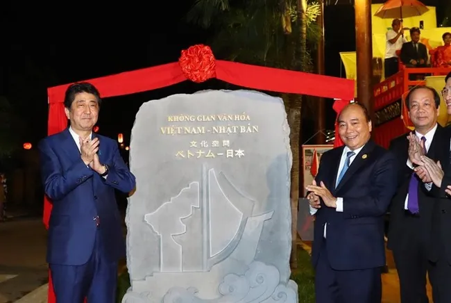 Prime Minister Nguyen Xuan Phuc and his Japanese counterpart Shinzo Abe launch the Vietnam-Japan cultural space in Hoi An ancient town (Photo: VNA)