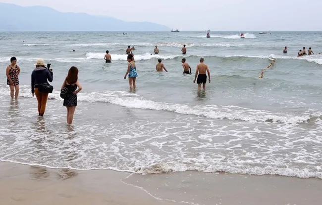 Tourists on a beach in Da Nang (Photo: VNA)