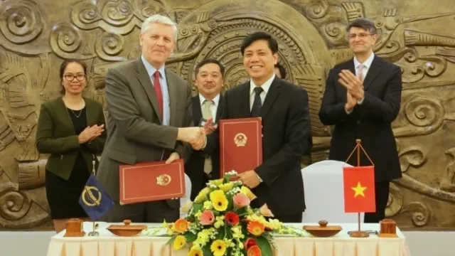 Deputy Minister of Transport Nguyen Ngoc Dong and ADB Country Director Eric Sidgwick sign the document on December 21. (Credit: baogiaothong.vn)