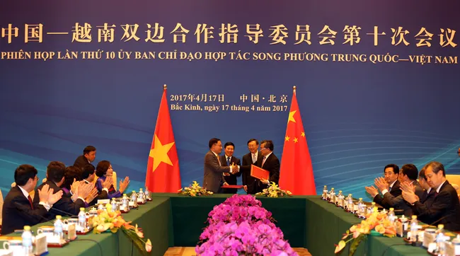 Deputy PM, FM Pham Binh Minh and Chinese State Council Yang Jiech witnessed the signing of the minutes of the 10th meeting, Beijing, April 17, 2017 - Photo: VGP/Hai Minh