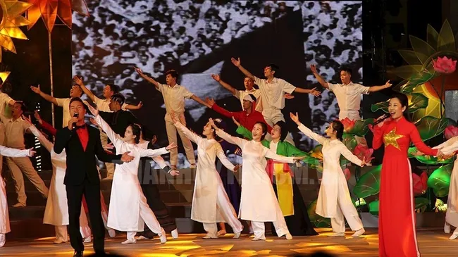 The event was attended by Politburo member and Secretary of Ho Chi Minh City Party Committee Nguyen Thien Nhan, Chairman of the city People’s Committee Nguyen Thanh Phong, and other officials.

Performances at the programme recalled historic milestones in the country’s glorious history from the August Revolution in 1945, the national struggles against foreign invaders to the country’s development and international integration today.

Participating artists also praised President Uncle Ho and