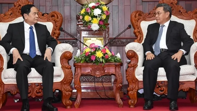 President of the Vietnam Fatherland Front Central Committee Tran Thanh Man (L) and Chairman of the Lao Front for National Construction Saysomphone Phomvihane (Photo: daidoanket.vn)