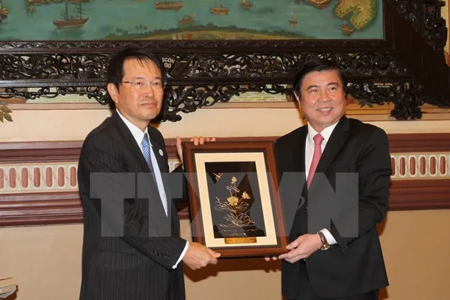 Chairman of the Ho Chi Minh City People’s Committee Nguyen Thanh Phong (R) presents a gift to Chairman of the Osaka Chamber of Commerce and Industry Hiroshi Ozaki (Photo: VNA)