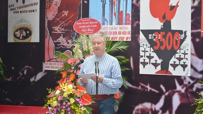 American anti-war prisoner sergeant Robert P. Chenoweth speaking at the opening ceremony of the ‘Finding Memories’ exhibition in Hanoi on November 29, 2017. (Photo: hoalo.vn)