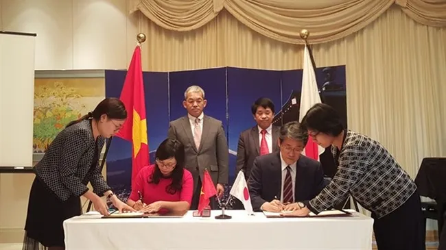 Japanese Ambassador to Vietnam Umeda Kunio (right) signs a grant assistance contract with Ngo Thu Ha, principal of Hoang Van Thu elementary school in the northern province of Lang Son (Source: VNA)