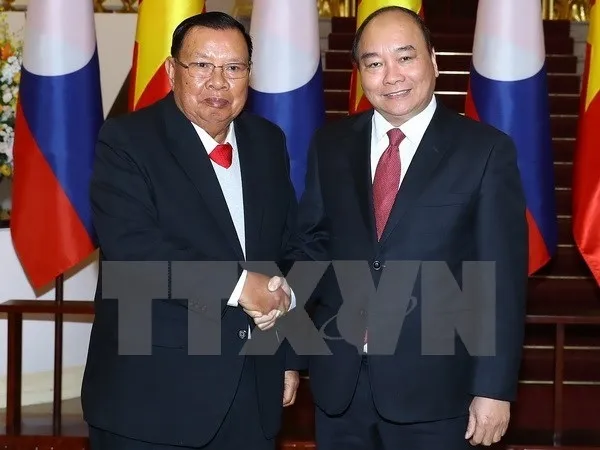 Prime Minister Nguyen Xuan Phuc (R) ​and General Secretary of the Lao People’s Revolutionary Party and President of Laos Bounnhang Vorachith (Photo: VNA)