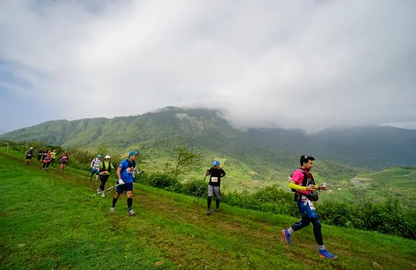 Runners competing at the Vietnam Mountain Marathon 2017 (Photo: baolaocai.vn)