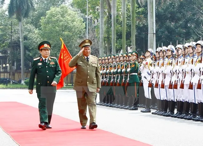 Vietnamese Defence Minister, Gen. Ngo Xuan Lich (L) and Minister of Cuban Revolutionary Armed Forces, Sen. Lieut. Gen Leopoldo Cintra Frias (Source: VNA)