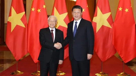 General Secretary of the CPV Central Committee Nguyen Phu Trong (L) welcomes General Secretary of the CPC Central Committee and State President Xi Jinping. (Photo: nld.com.vn)