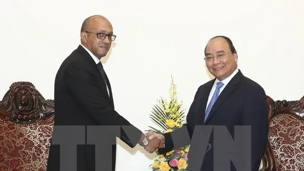 Prime Minister Nguyen Xuan Phuc (R) meets Cuba’s outgoing Ambassador Herminio Lopez Diaz (Photo: VNA)