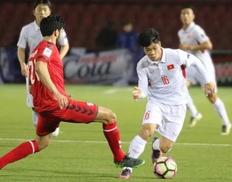 Striker Nguyen Cong Phuong of U23 team (left) will be named in the line-up to compete against U20 Argentina. (Photo: VNA)