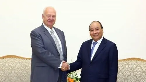 Prime Minister Nguyen Xuan Phuc (R) and Russian Ambassador to Vietnam Konstantin Vasilievich Vnukov (Source: VNA)