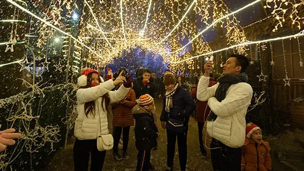 Visitors at the opening ceremony of the Sapa Winter Festival (Photo: baolaocai.vn)