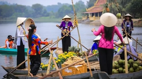 A highlight of the “Great National Unity – Vietnam’s Cultural Heritage” Week is the re-enactment of the culture of Cai Rang floating market (Photo: VNA)