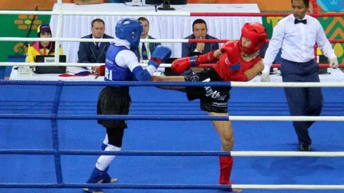 Vietnamese fighter Bui Yen Ly (in red) in the women's 51kg final match.
