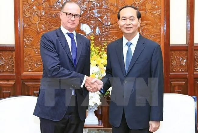 Vietnamese President Tran Dai Quang (R) and Austria’s outgoing Ambassador to Vietnam Thomas Loidl (Photo: VNA)