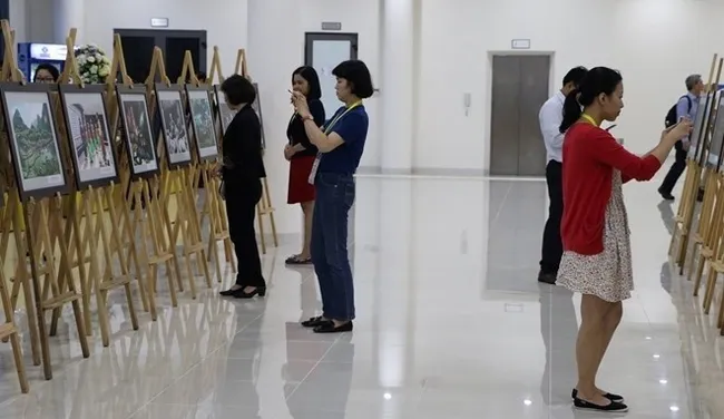 Visitors at the exhibition (Photo: VNA)