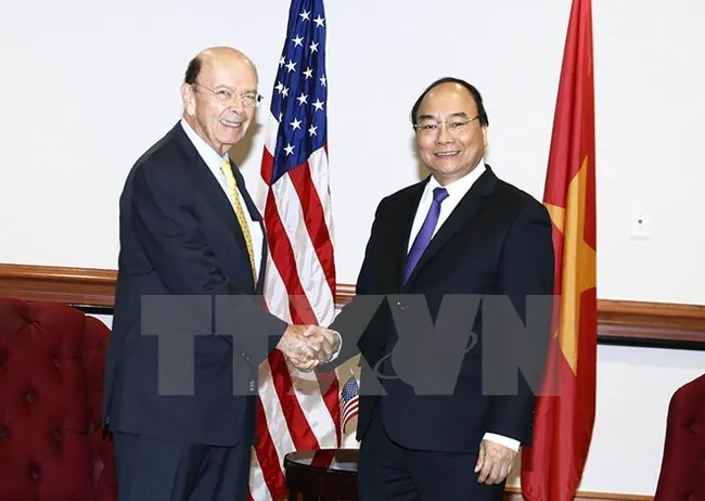 Prime Minister Nguyen Xuan Phuc (R) and Secretary of the US Department of Commerce (DOC) Wilbur Ross (Source: VNA)