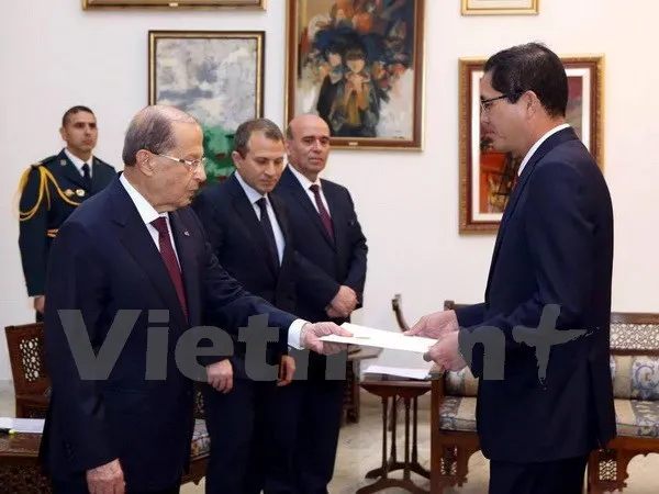 Vietnamese Ambassador to Egypt and Lebanon Do Hoang Long (right) presented his letter of credential to Lebanese President Michel Aoun at a ceremony in Beirut on April 28. (Photo: VNA)