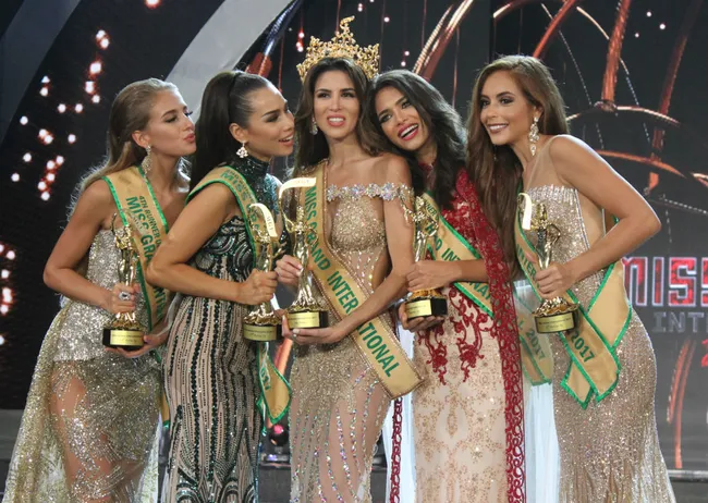 Miss Grand International 2017 Maria Jose Lora (middle) and four runner-ups. — Photos courtesy of the organiser