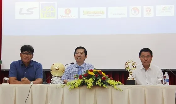 Representatives from the organising committee and the Vietnam Football Federation provide information about the awards at the press briefing. (Photo: sggp.org.vn)
