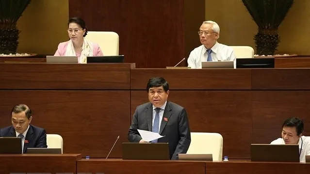 Minister of Planning and Investment Nguyen Chi Dung clarified several issues raised by deputies.