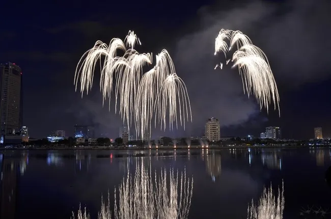 Design of Arts of fireworks from Italy. (Photo courtesy DIFF/VNA).