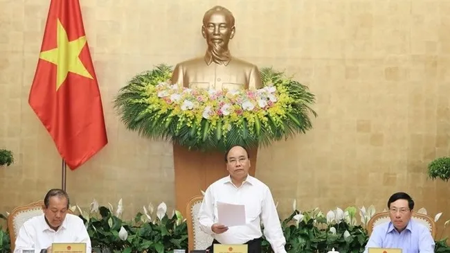 Prime Minister Nguyen Xuan Phuc (C) speaks at the meeting (Photo: VNA)
