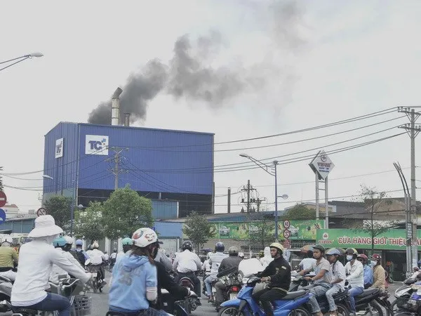 Exhaust rises from a factory on Truong Chinh street in Tan Binh district, Ho Chi Minh City (Photo: VNA)