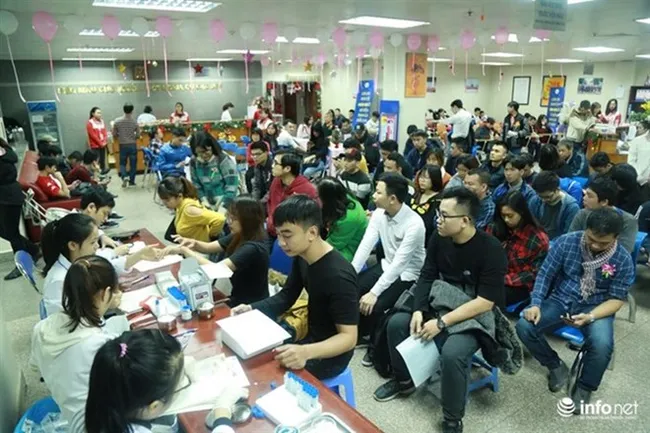 Blood donors wait for their turn at the National Institute of Hematology and Blood Transfusion . (Photo infonet.vn)