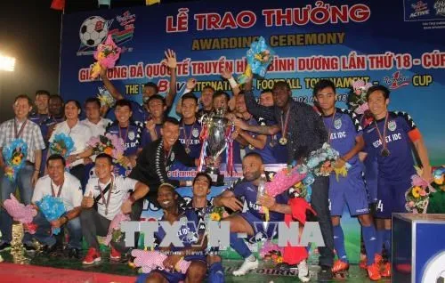 Becamex Binh Duong team receives the cup (Source: VNA)