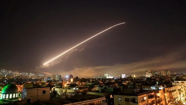 Syria's Damascus sky lights up with service to air missile fire (Photo: VNA/AP)