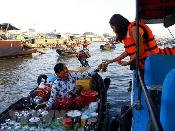 Visitors at Cai Rang floating market in Can Tho City (Photo: VNA)