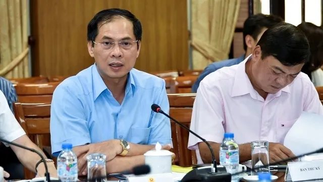 Deputy Minister of Foreign Affairs Bui Thanh Son (L) speaks at the meeting. (Photo: MOFA)