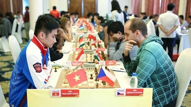 Tran Minh Thang (left) is seeded No 4 at the Asian Youth Chess Championships’ U18 class (Photo: VNA)