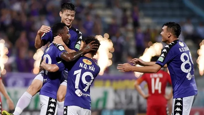 Hanoi FC players celebrate a goal against Becamex Binh Duong. (Photo: NDO/Tran Hai)