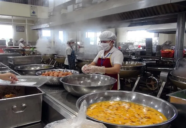 A public canteen for workers at Truong Hai Auto Joint Stock Company in Hanoi’s Ha Dong district (Photo: VNA)