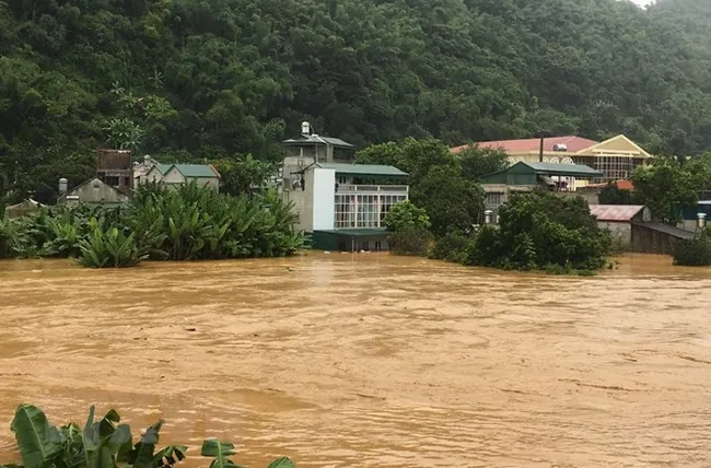 Pan Spring in Hat Lot township of Mai Son district, the northern mountainous province of Son La, has been in full spate, flooding tens of local houses (Photo: VNA)