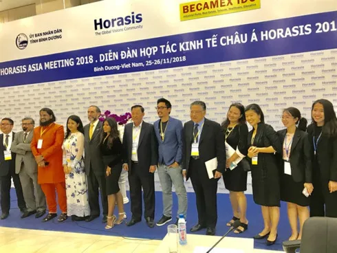 Delegates pose for photos during a break of the opening plenary session held on November 25 as part of the Asia Horasis Meeting that will officially begin today. VNS Photo Bo Xuan Hiep